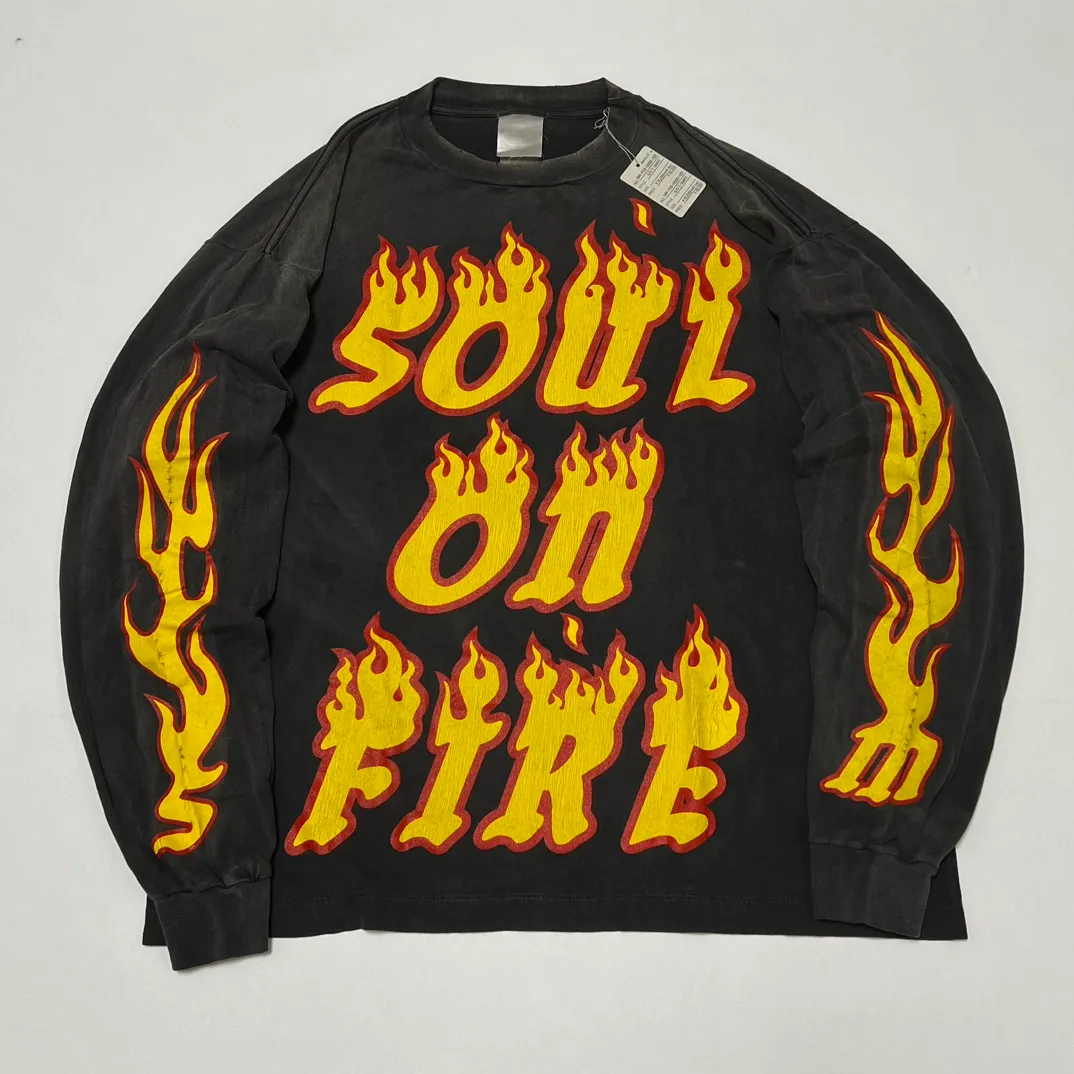 SAINT Mxxxxxx LS TEE/SOUL ON FIRE/BLK Soul flame/flame long sleeves, washed black S-XL, look for cylindrical fabrics with no side seams, don’t buy open ones anymore, boring Assute ready-made garments dyed, sprayed the whole thing with horse-hair spray, and then sprayed again to fade the color, the collar and cuffs are frayed, many places are torn, super large printing position, very difficult to print, complete accessories, with little angel anti-counterfeiting label